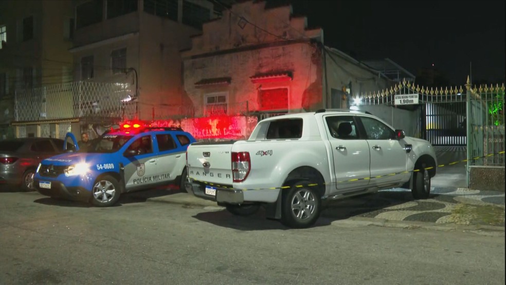 Vtima chega em casa quando foi atacada — Foto: Reproduo/TV Globo