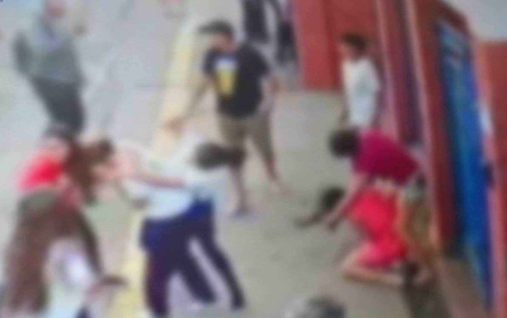 Mulher pula muro, invade escola e espanca mãe de colega da filha; vídeo