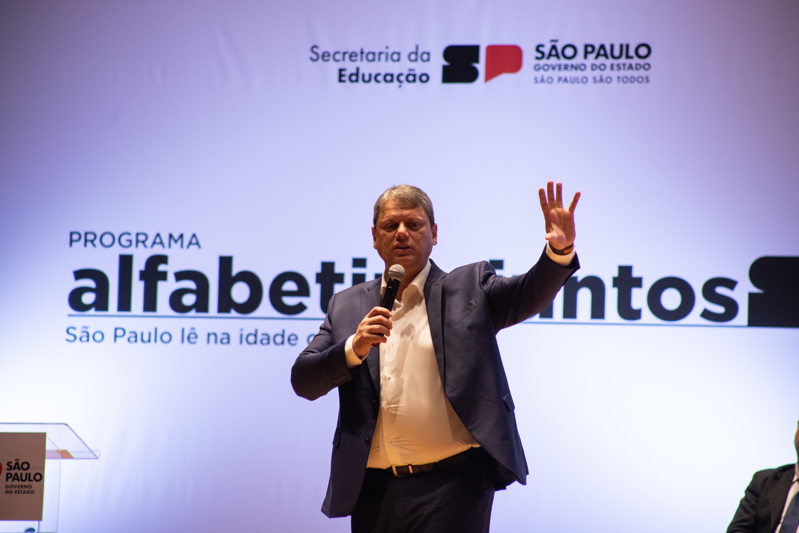 Tarcísio lança programa e promete alfabetizar 90% das crianças da rede pública de SP até 2026
