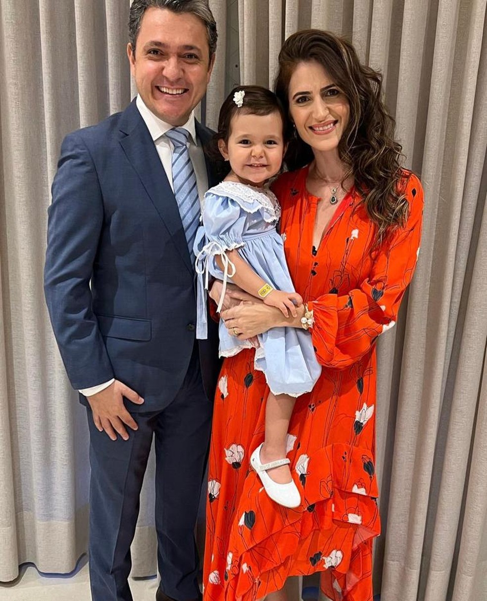 Lulu entre o pai, Arthur Luís Cardoso, e a mãe, Maju Mendonça — Foto: Instagram/Reprodução