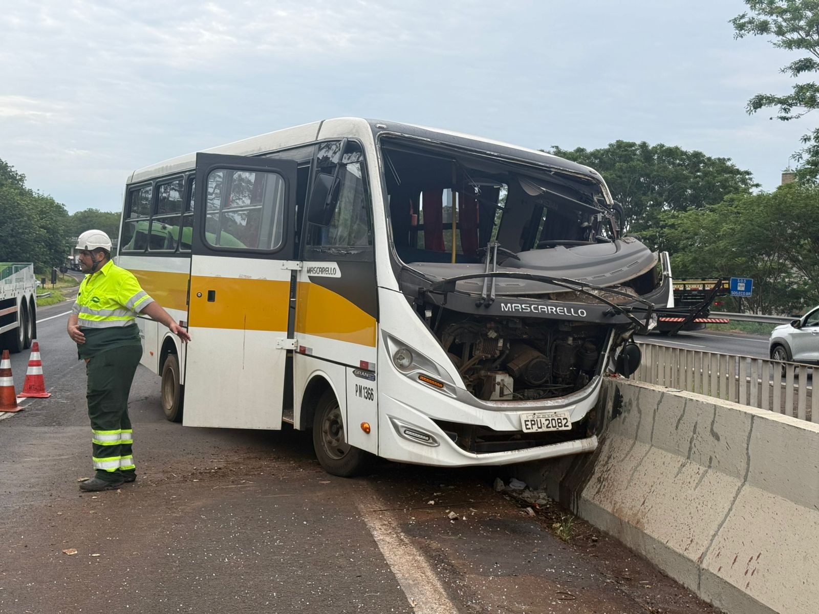 Acidente com ônibus escolar deixa feridos em rodovia em Rio Preto