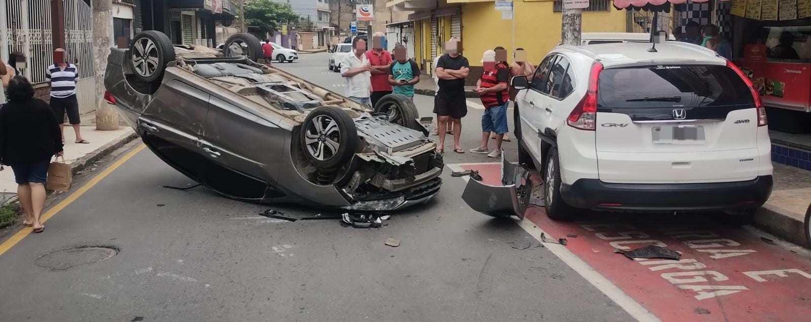 Carro capota e deixa idoso ferido em Volta Redonda