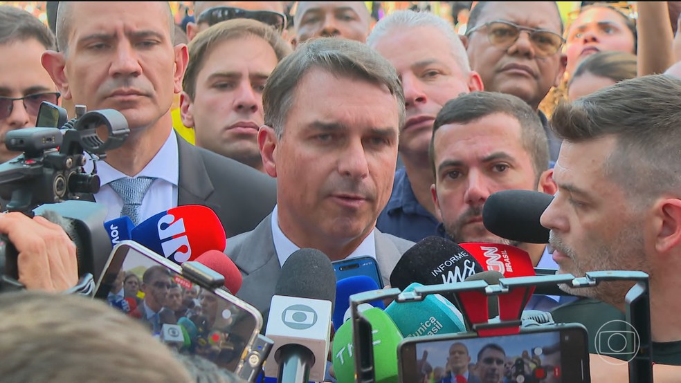 Flávio Bolsonaro, candidato do PL à Presidência, faz campanha no Rio — Foto: Jornal Nacional/ Reprodução