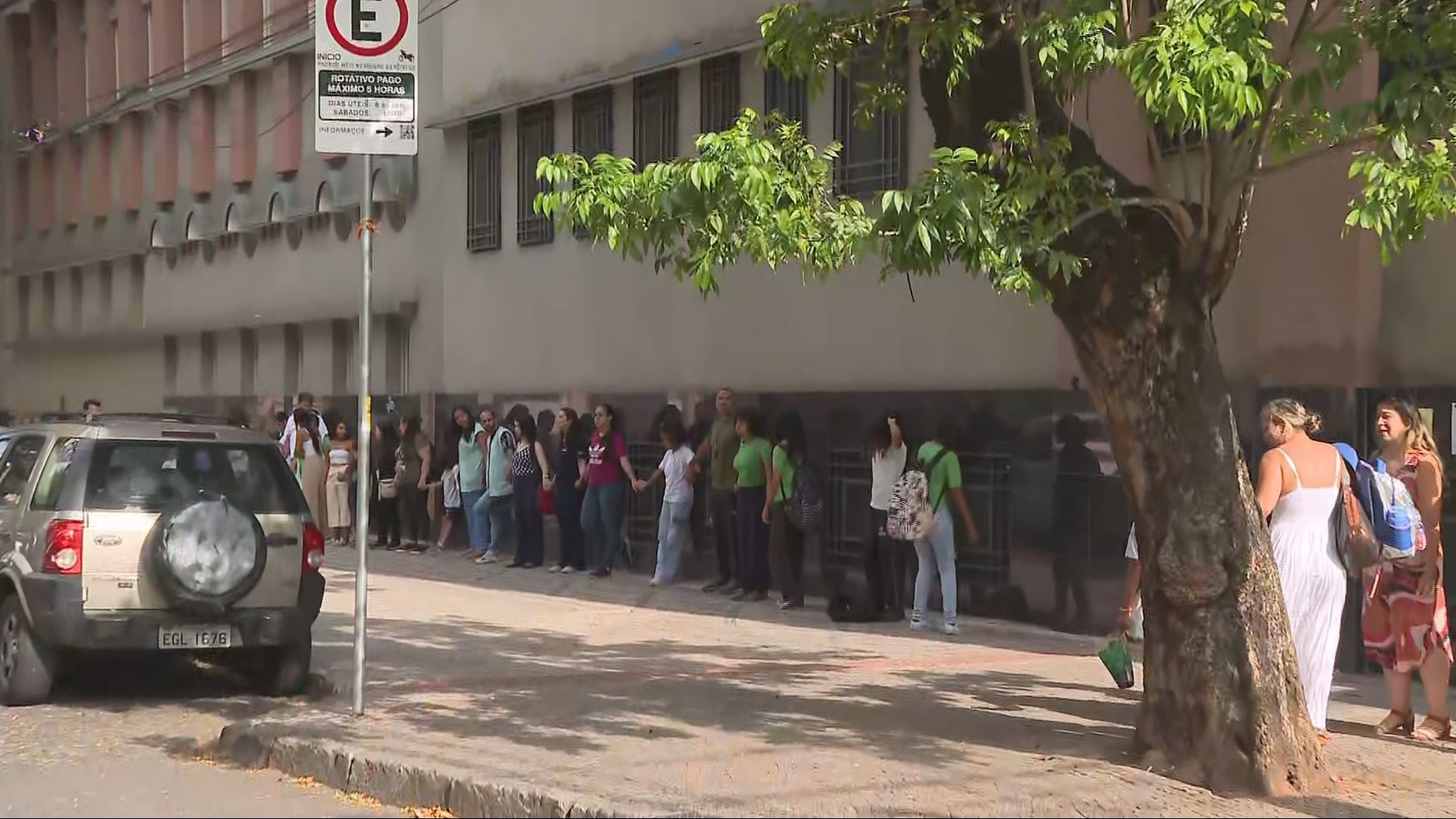 Alunos e professores de escola homenageiam porteiro morto em acidente com ônibus no centro de BH
