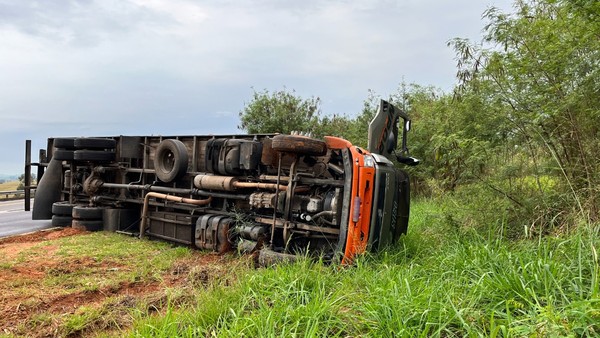Motorista perde o controle e caminhão baú tomba no trevo do Novo Prado -  Bahia ExtremoSul
