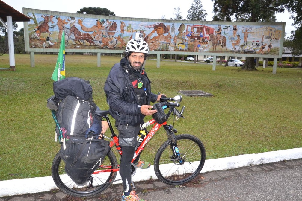 Ciclista que vive sobre duas rodas h mais de uma d cada passa por