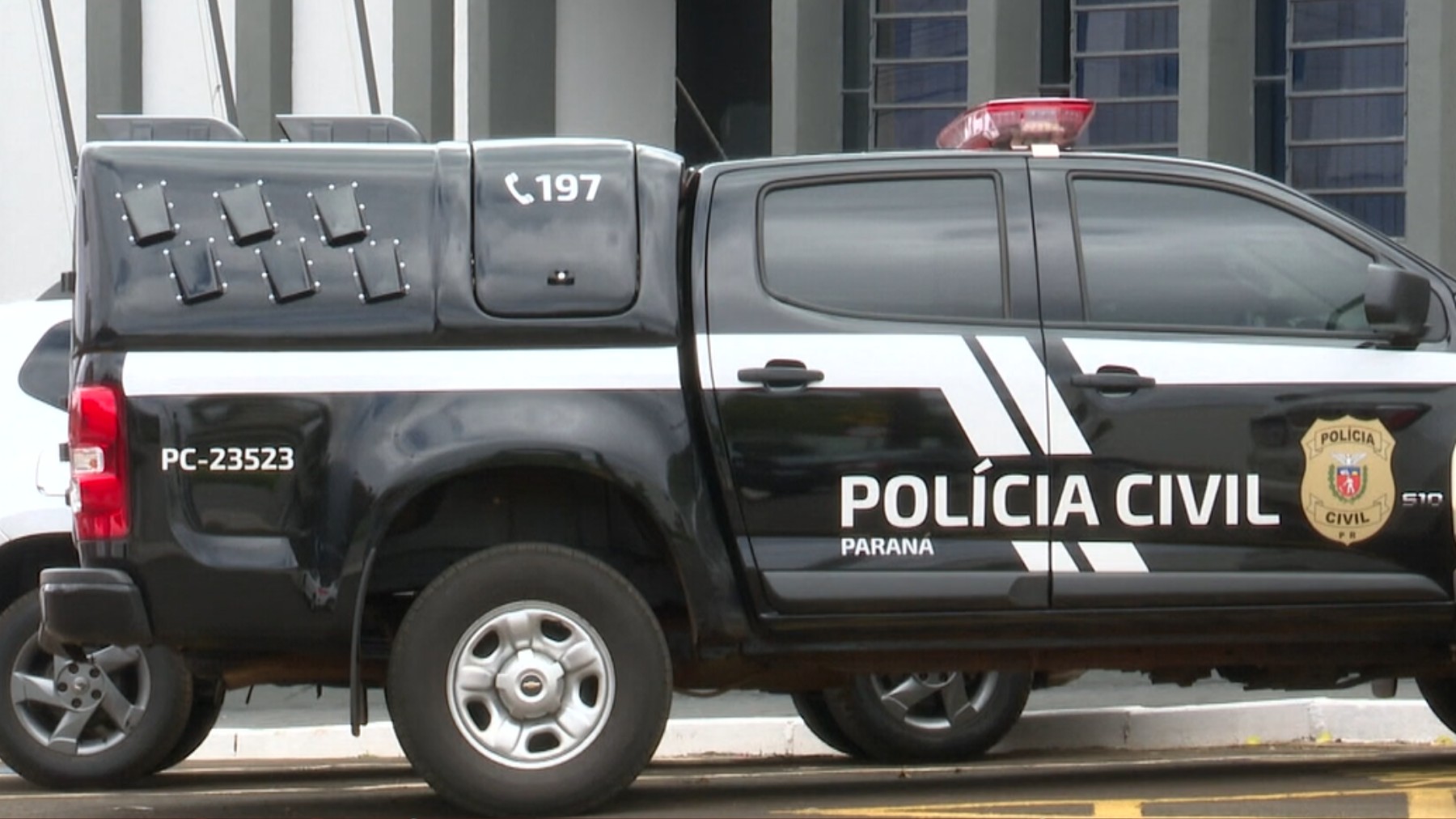 Bancário que tinha estúdio de fotos em casa é preso por exploração sexual de adolescentes de 13 e 14 anos no PR