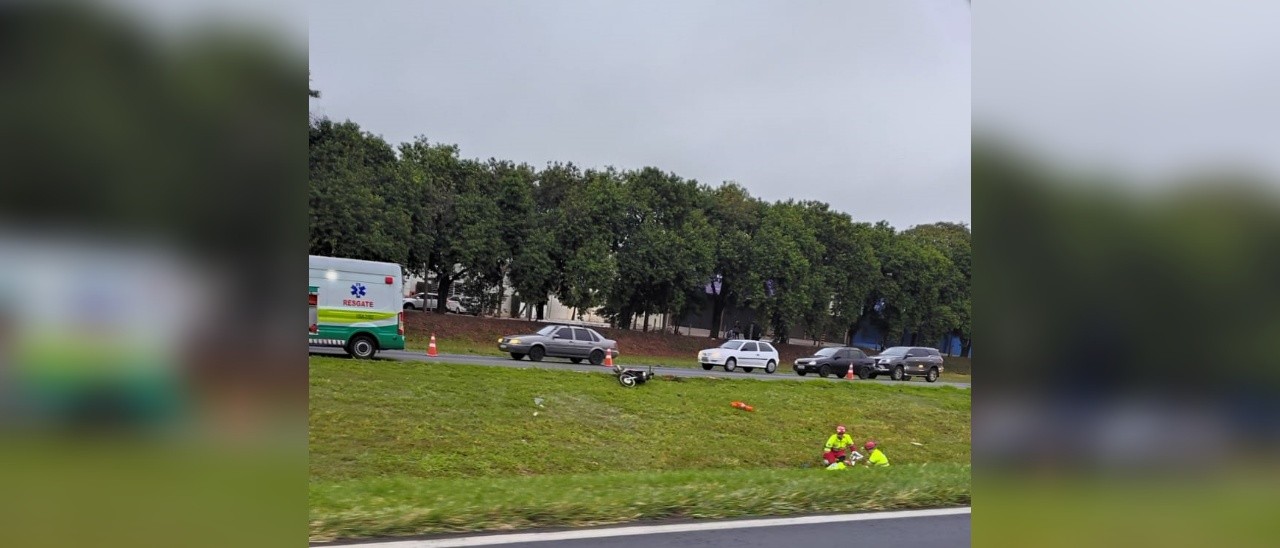 Motociclista morre ao ser arremessada em canteiro central de rodovia em Rio Preto