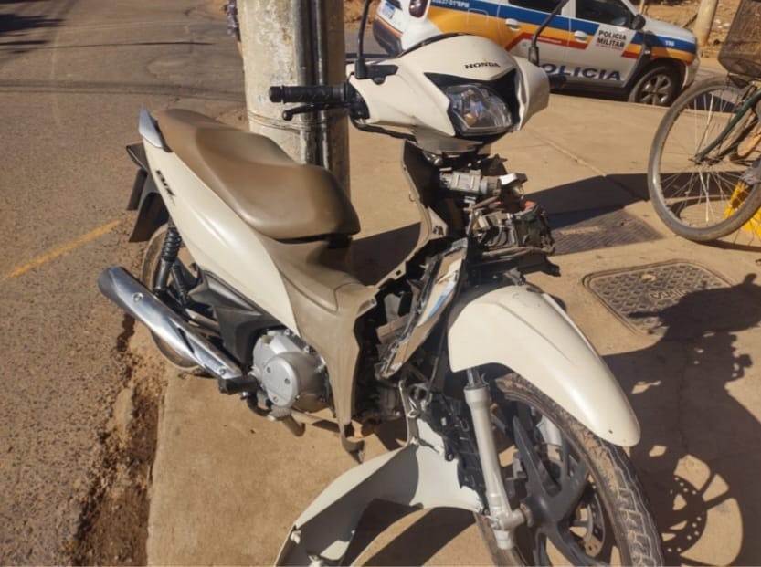 Motociclista morre após bater em outra moto estacionada em avenida de Janaúba; VÍDEO