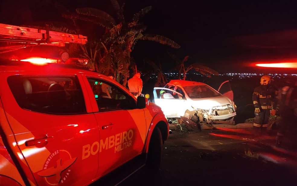 Dois jovens morrem em acidente enquanto voltavam de luau na GO-206, em Quirinópolis, Goiás — Foto: Divulgação/Corpo de Bombeiros
