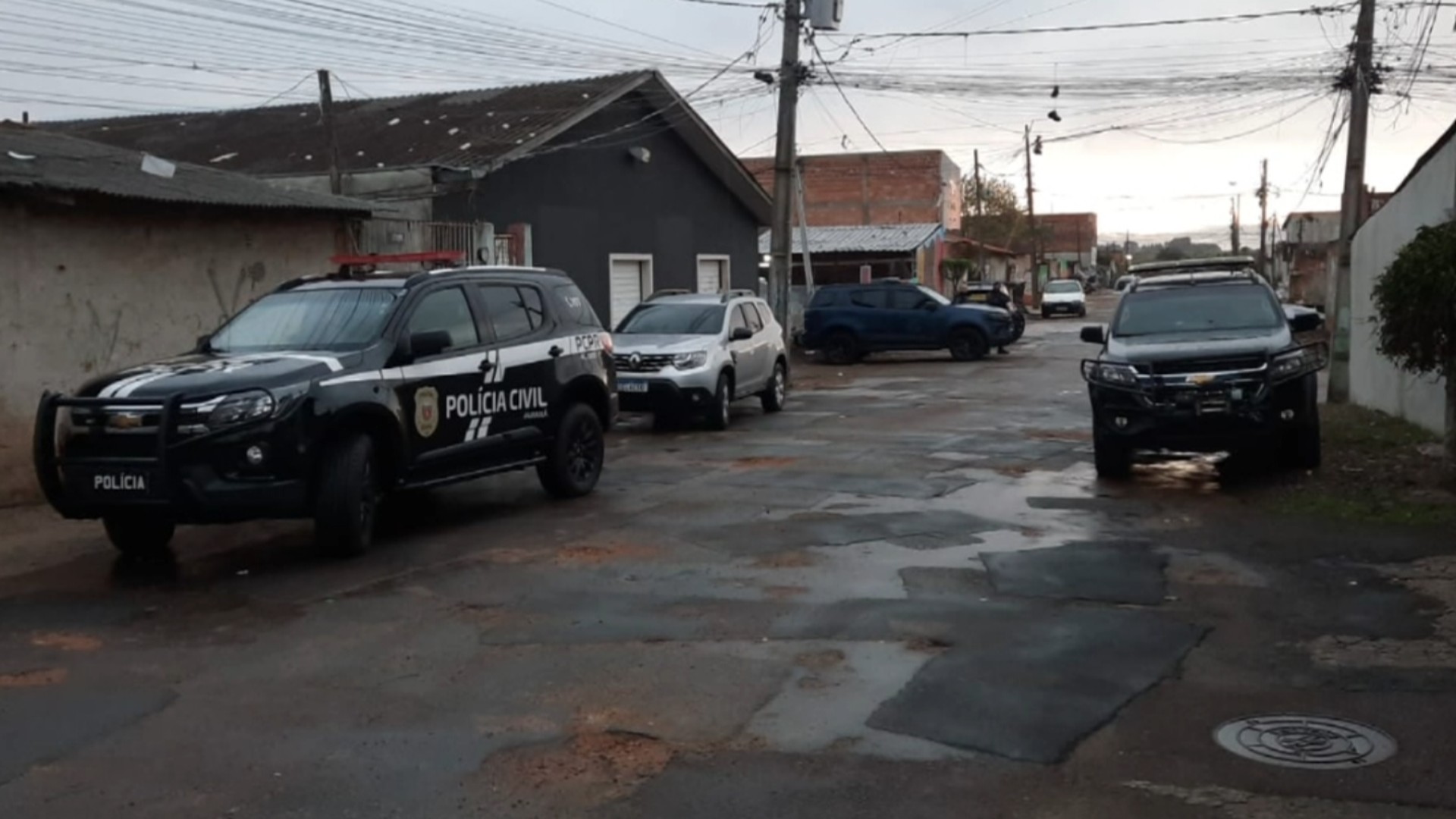 Três homens suspeitos de envolvimento com tráfico são presos por torturar e expulsar moradores de comunidade em São José dos Pinhais