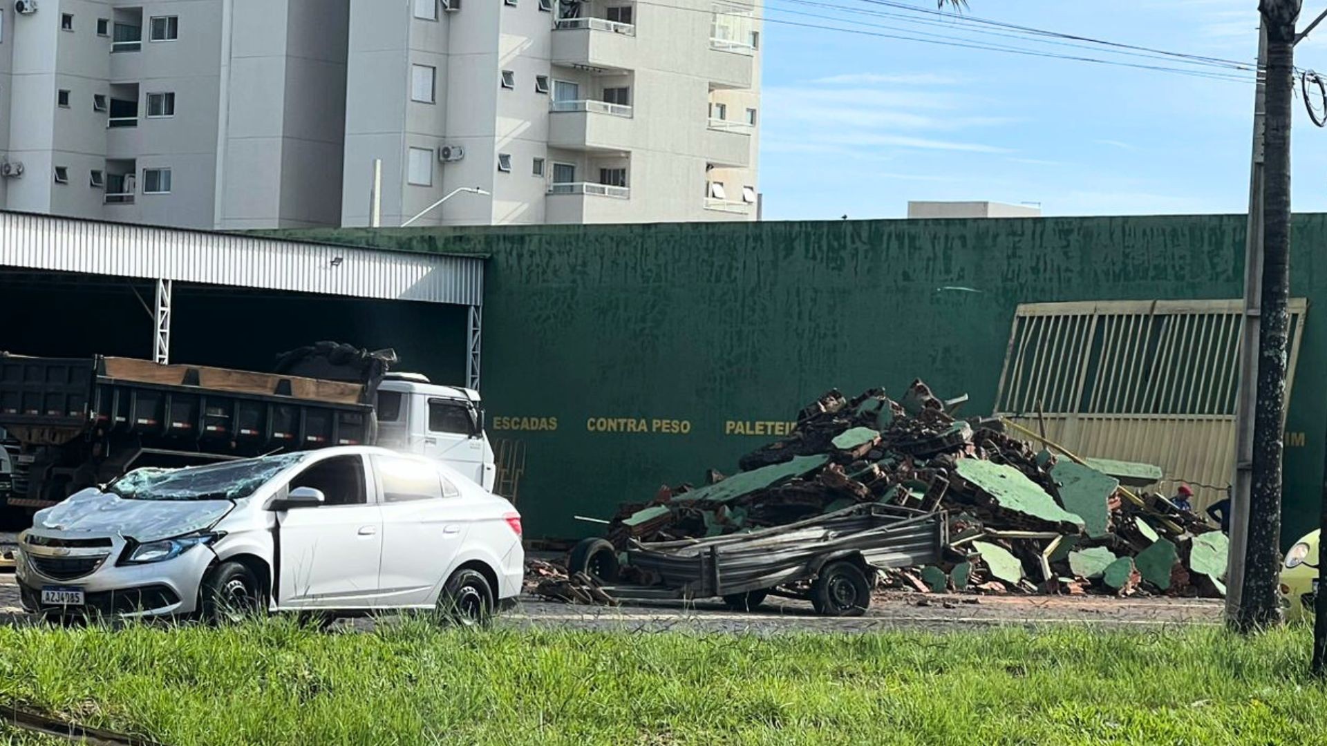 Vídeos mostram força dos ventos que derrubaram muros, árvores e estruturas em Uberlândia