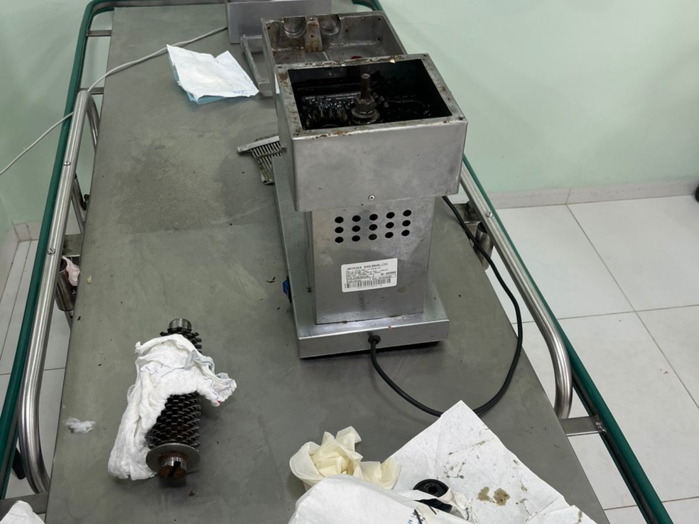 Açougueiro foi socorrido nesse sábado (23), em Rio Branco, após ficar com a mão presa em máquina de amaciar carne — Foto: Corpo de Bombeiros