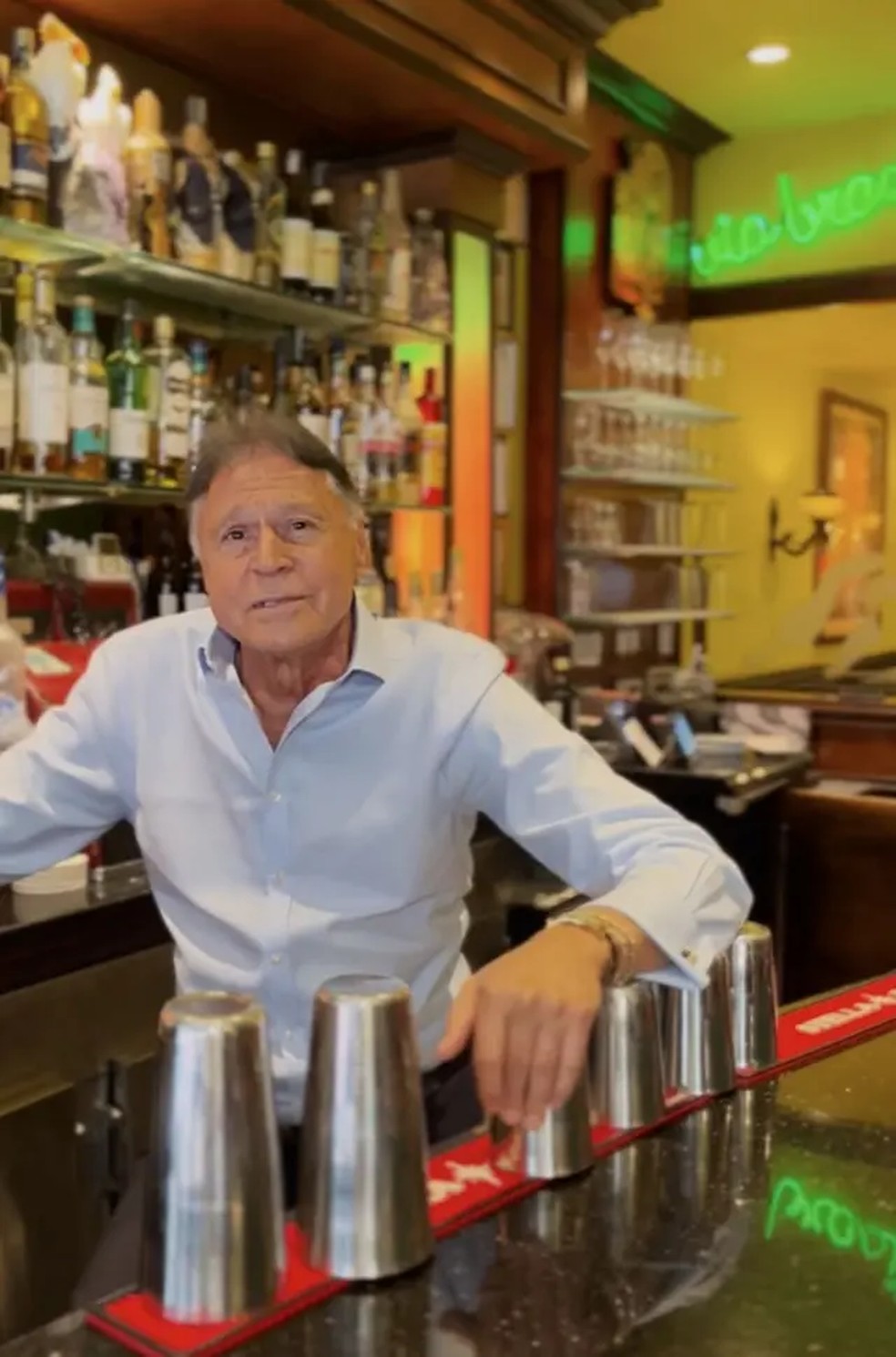 Luis Gomes no bar de seu restaurante, Via Brasil — Foto: Giulia Granchi/BBC