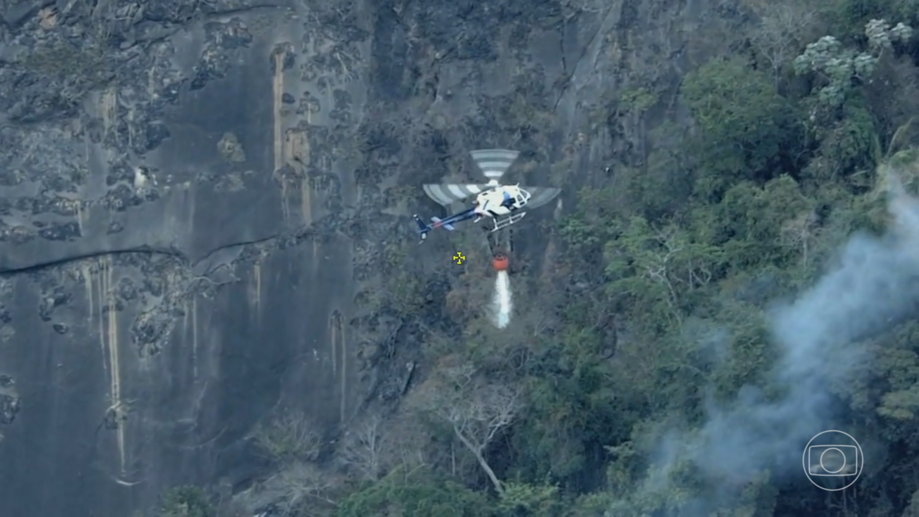 Pilotos enfrentam perigos no combate aéreo a focos de incêndio na vegetação