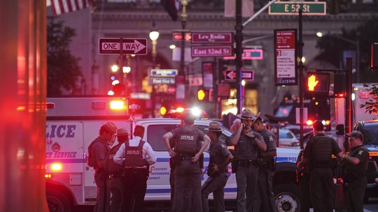 Atirador com fuzil mata 5 pessoas em prédio de luxo de Nova York, nos EUA