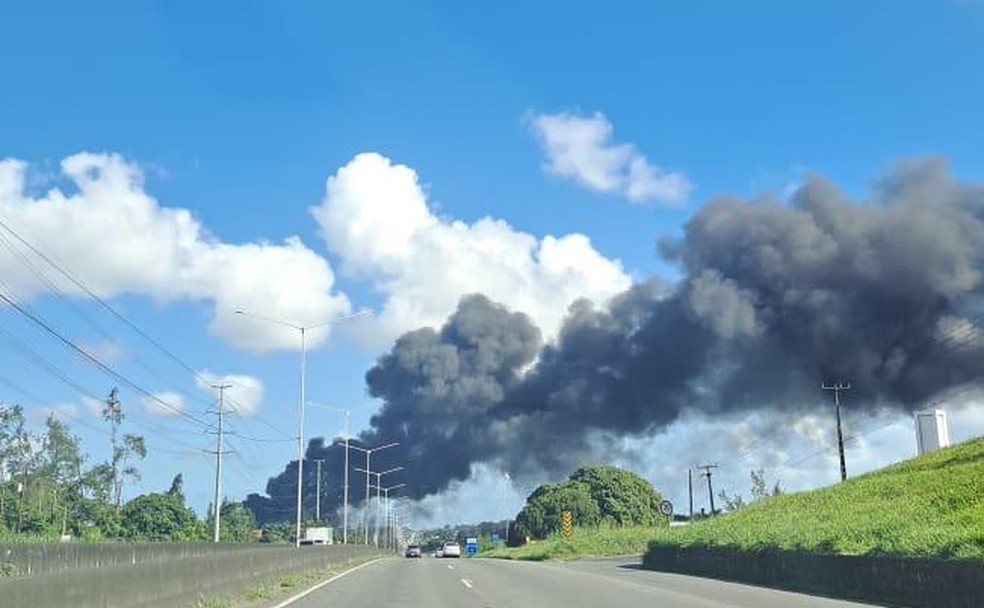 Incêndio que atinge galpões na Região Metropolitana de Salvador é visto na BR-324 — Foto: Redes sociais