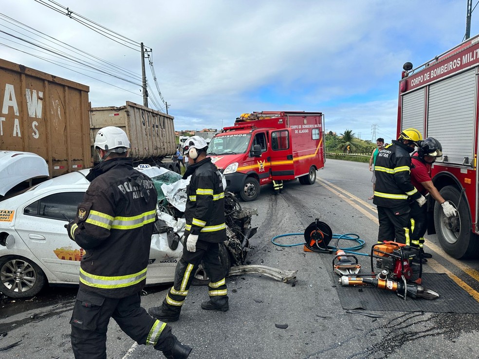 Taxista morre após colisão frontal com caminhão em Maceió — Foto: CBM-AL