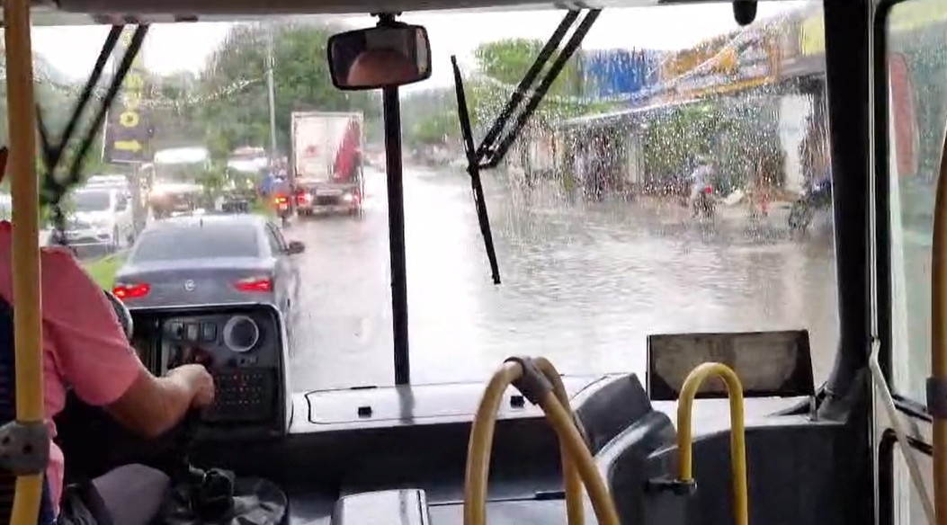 Chuva forte provoca alagamentos e congestionamentos em Manaus nesta sexta-feira
