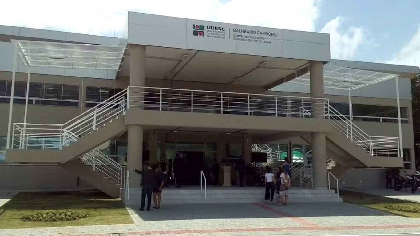 Polícia investiga lista de alunas 'estupráveis' feita por estudantes da Udesc em Balneário Camboriú