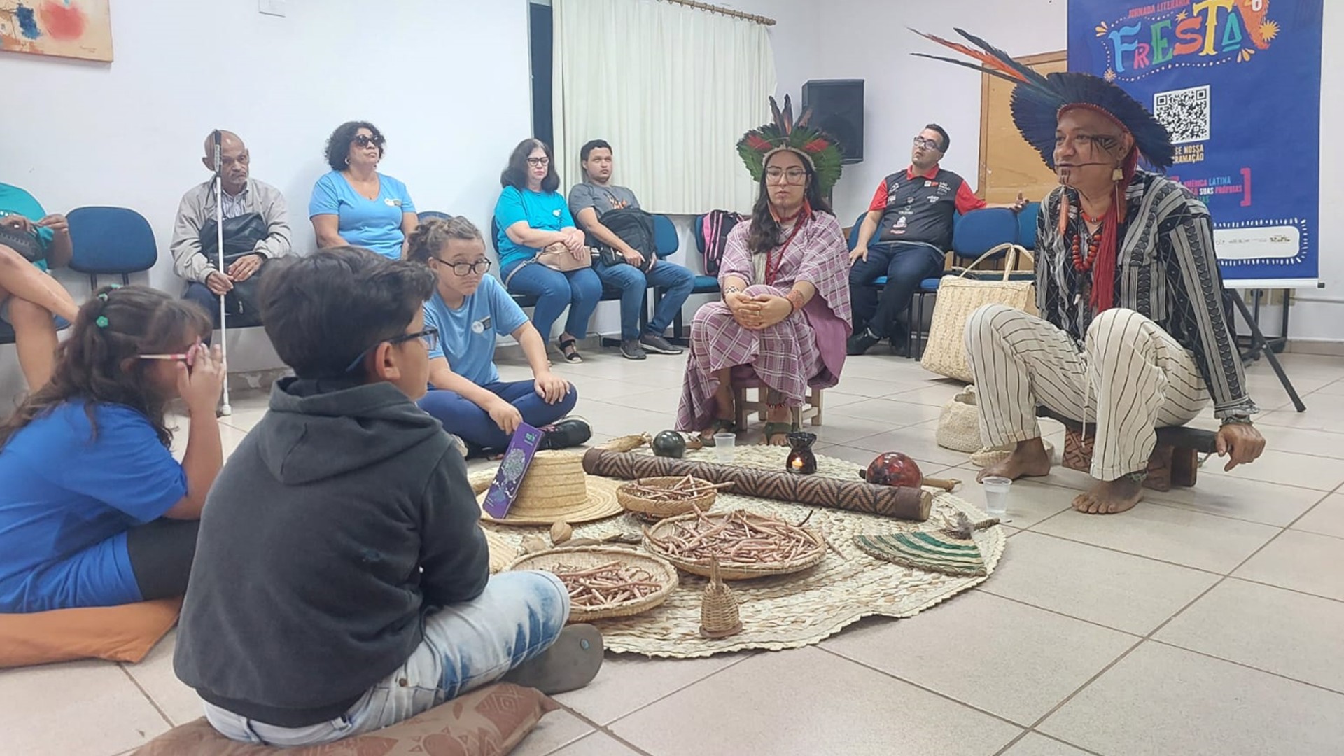 Indígenas tocam e contam histórias para deficientes visuais em festival literário independente em Rio Preto