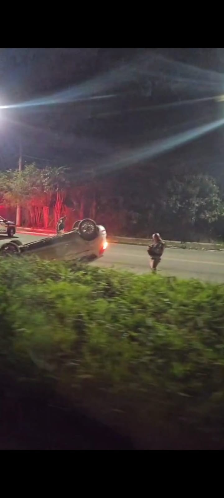 Mulher em surto atropela motociclista, capota carro e quase atropela policiais durante fuga em Timóteo