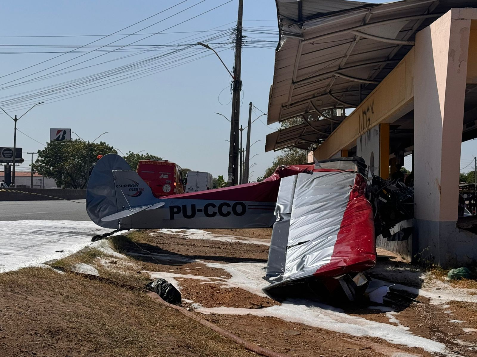 Vídeo: avião cai e duas pessoas ficam feridas na Zona Sul de Teresina