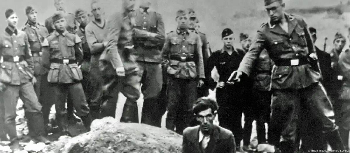 Nazista que aparece apontando arma para a cabeça homem em foto icônica é identificado após mais de 80 anos