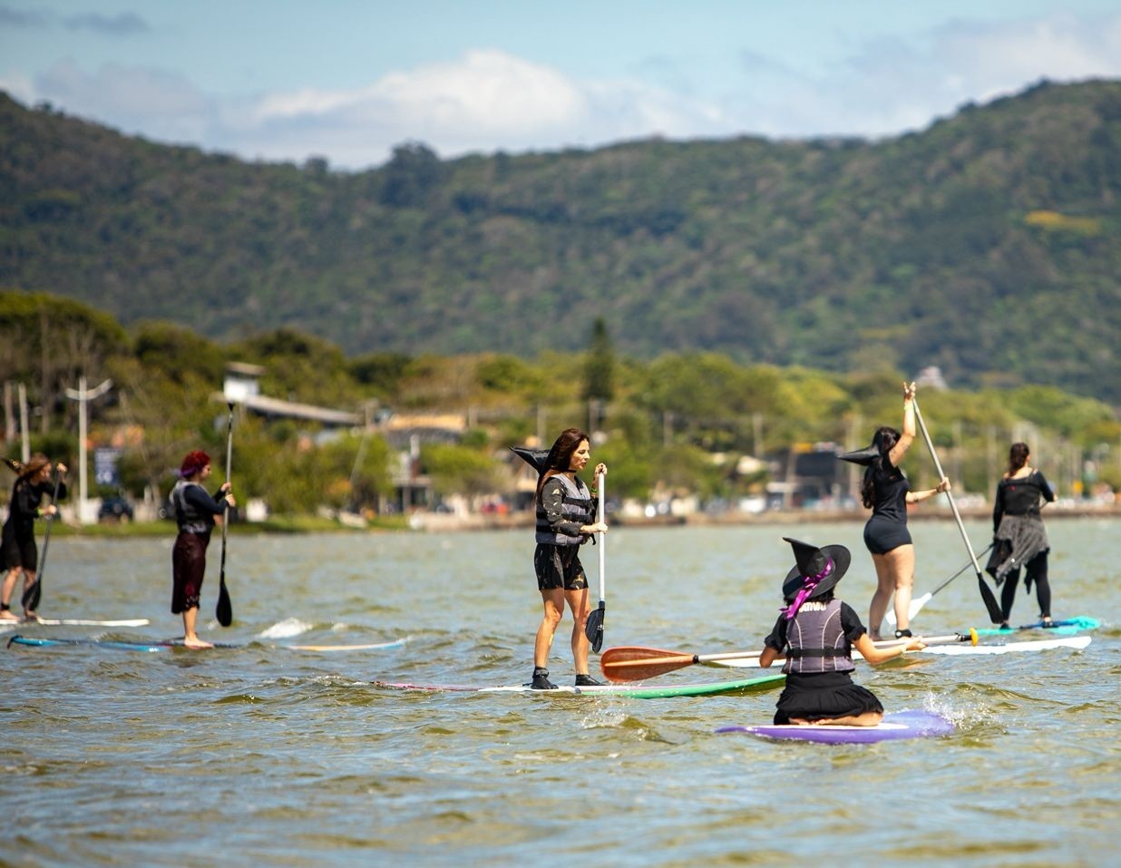 'Bruxas' trocam vassouras por pranchas e praticam stand-up paddle juntas em Florianópolis 