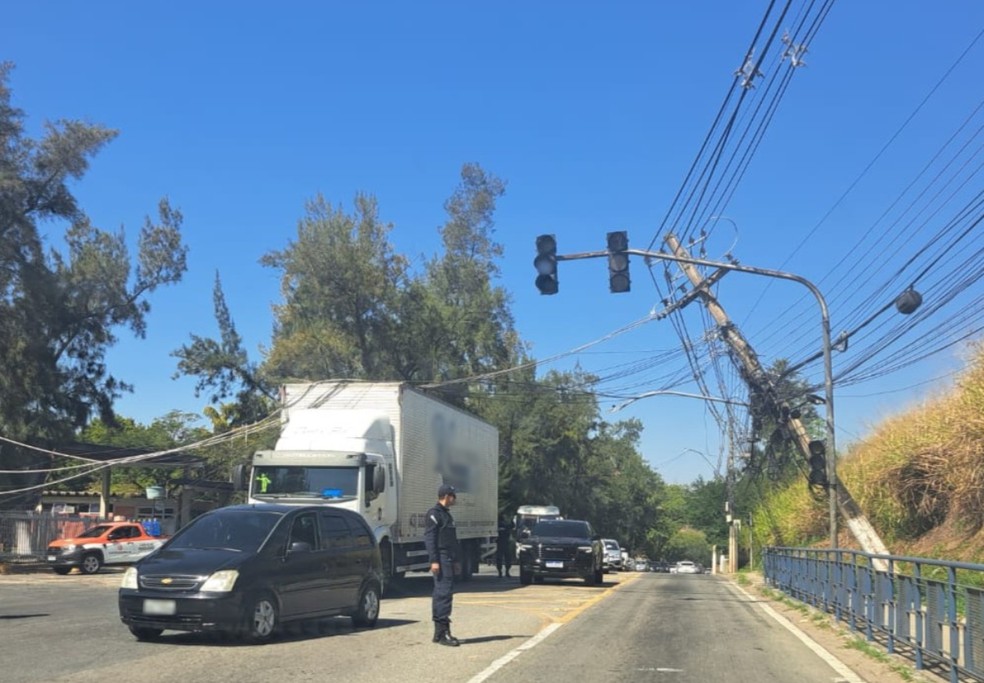 Caminhão atinge fios de energia de poste em Volta Redonda