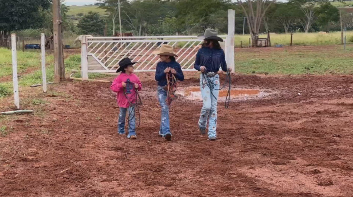 Três irmãs sonham com o sucesso nas provas de 3 tambores