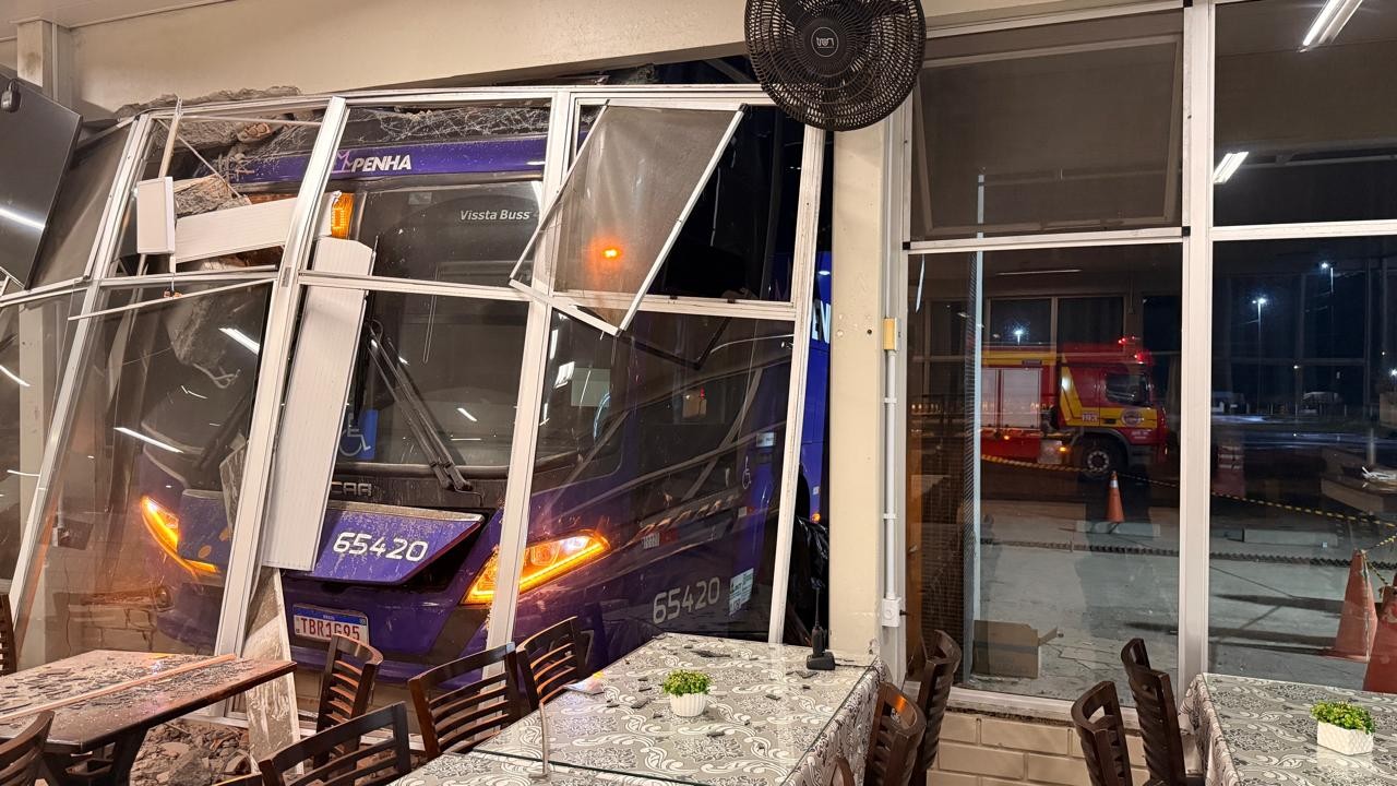 Ônibus invade restaurante, atinge e mata mulher no Norte de SC