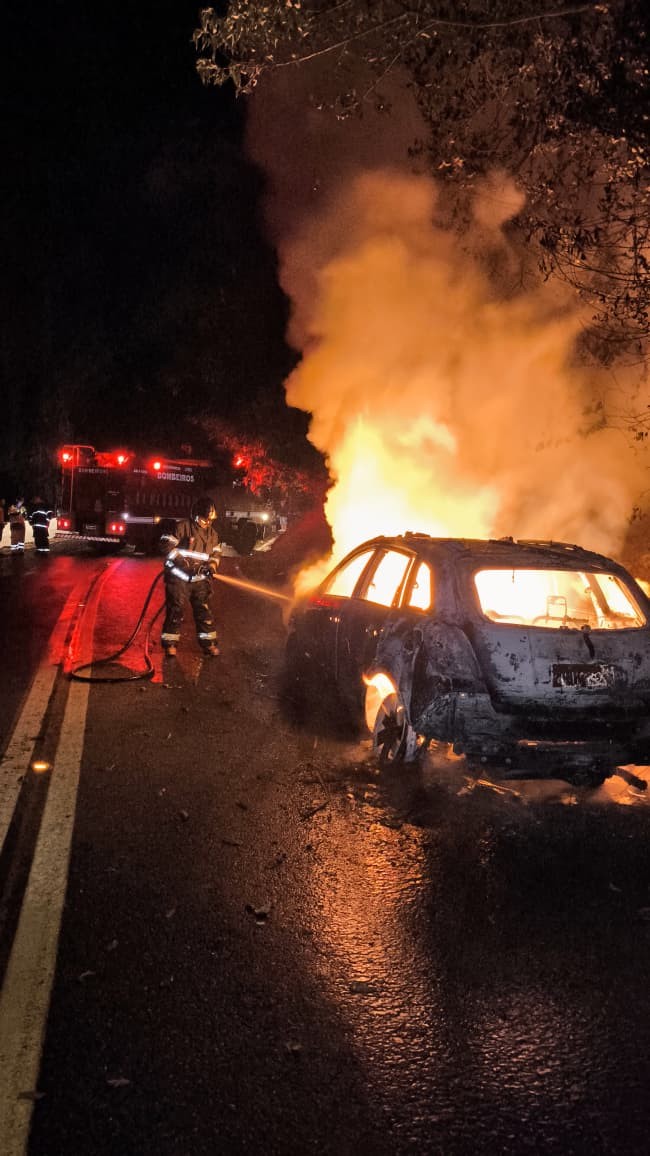 Carro fica destruído após pegar fogo na serra da rodovia Oswaldo Cruz, em Ubatuba