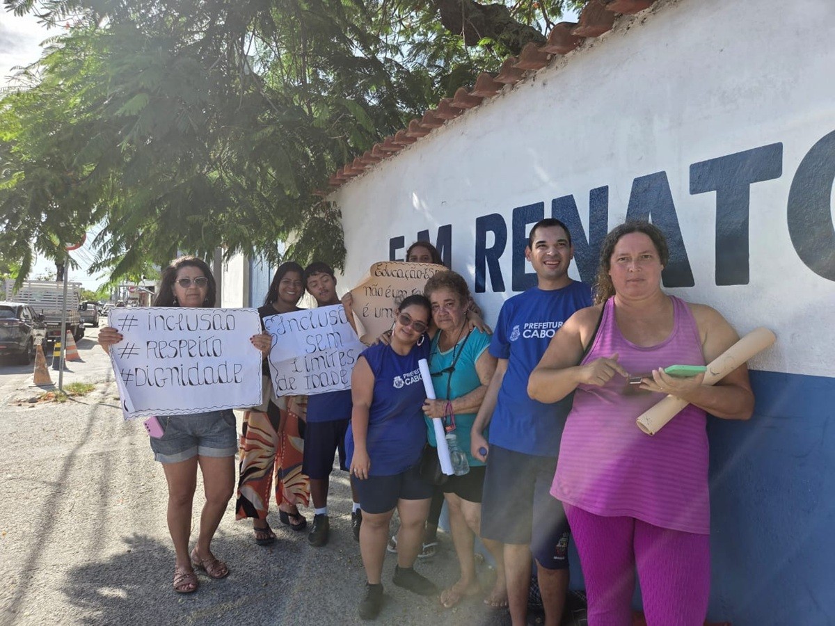 Mães protestam contra mudanças em escola para alunos com transtornos