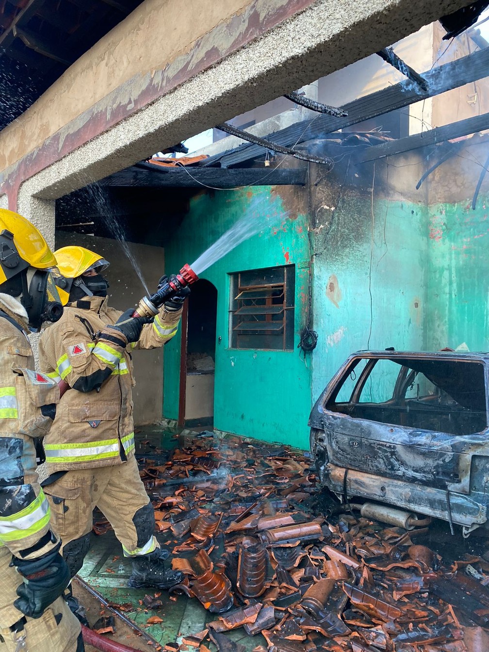 Telhado da garagem ficou danificado — Foto: Corpo de Bombeiros/Divulgação