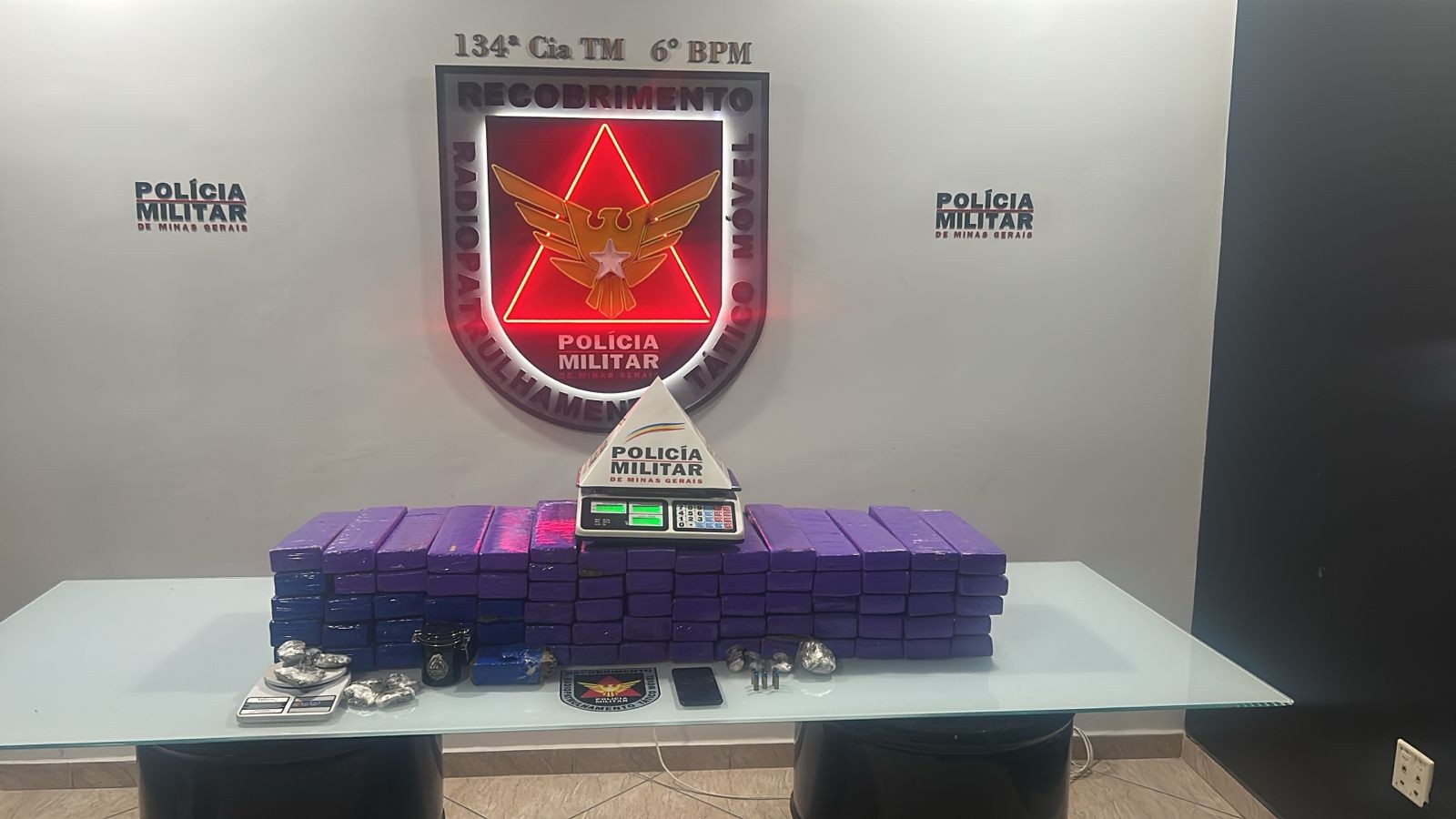 PM apreende 40 barras de maconha e prende dois homens em Governador Valadares