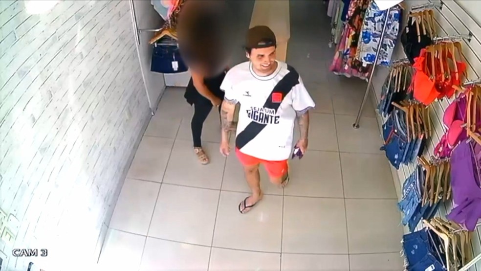 Wenderson Rodrigues de Souza, 30 anos, foi a outras lojas antes de esfaquear a vendedora Carla Gobbi Fabrete, 25 anos, dentro de loja em Vila Velha, Espírito Santo — Foto: Reprodução