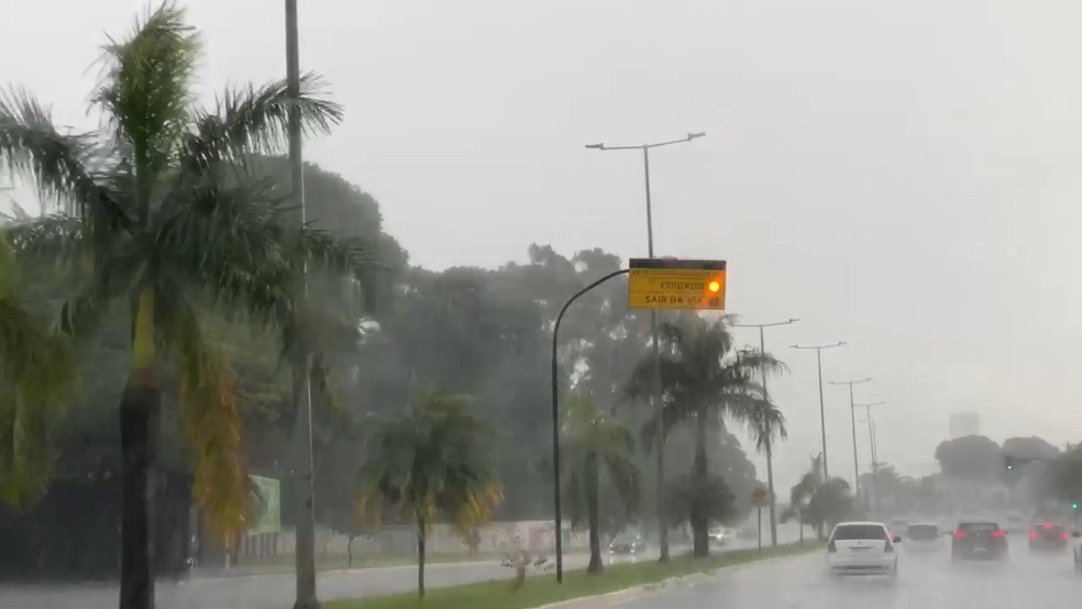 Alerta alagamento Avenida Rondon Pacheco acionado Uberl&acirc;ndia &mdash; Foto: Kleyton Guilherme/TV Integra&ccedil;&atilde;o