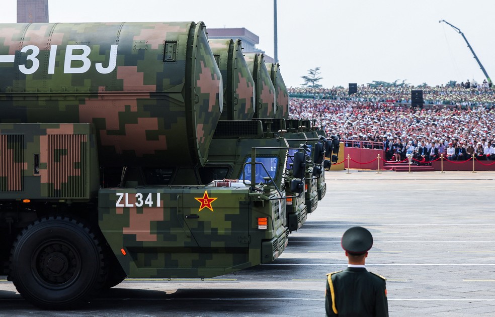 Mísseis balísticos intercontinentais DF-31BJ com capacidade de carregar ogivas nucleares são exibidos em desfile militar em Pequim, na China, em 3 de setembro de 2025. — Foto: REUTERS/Maxim Shemetov