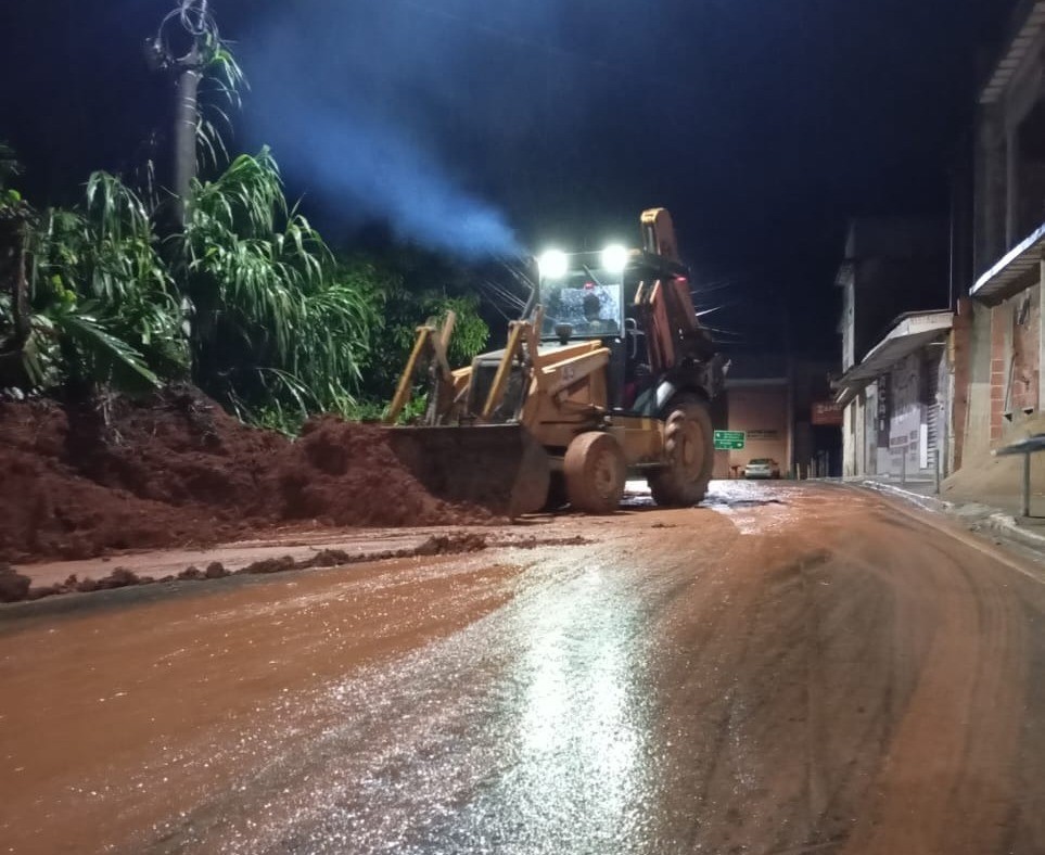 Chuva alaga ruas e carro cai dentro de chafariz em Volta Redonda