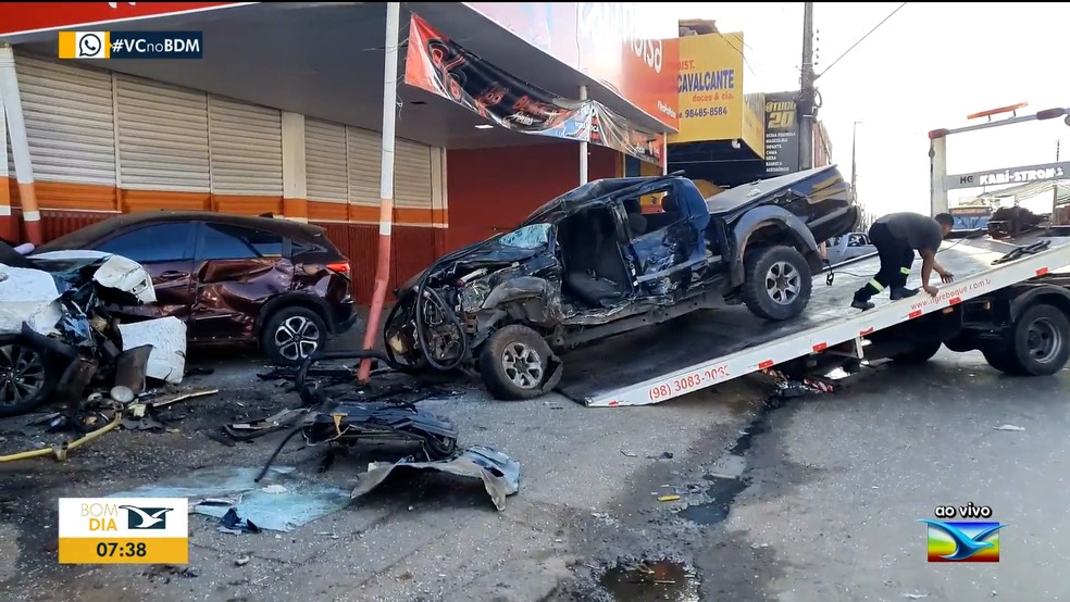 Homem morre após colisão entre ônibus do transporte coletivo e caminhonete — Foto: Reprodução/TV Mirante