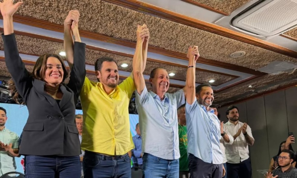 Prefeito de Manaus Renato J�nior ao lado do candidato ao governo do Amazonas Omar Aziz, da candidata a vice na chapa Alessandra Campelo (MDB) e do deputado estadual reeleito Rozenha (PSD). - Foto: Divulga��o