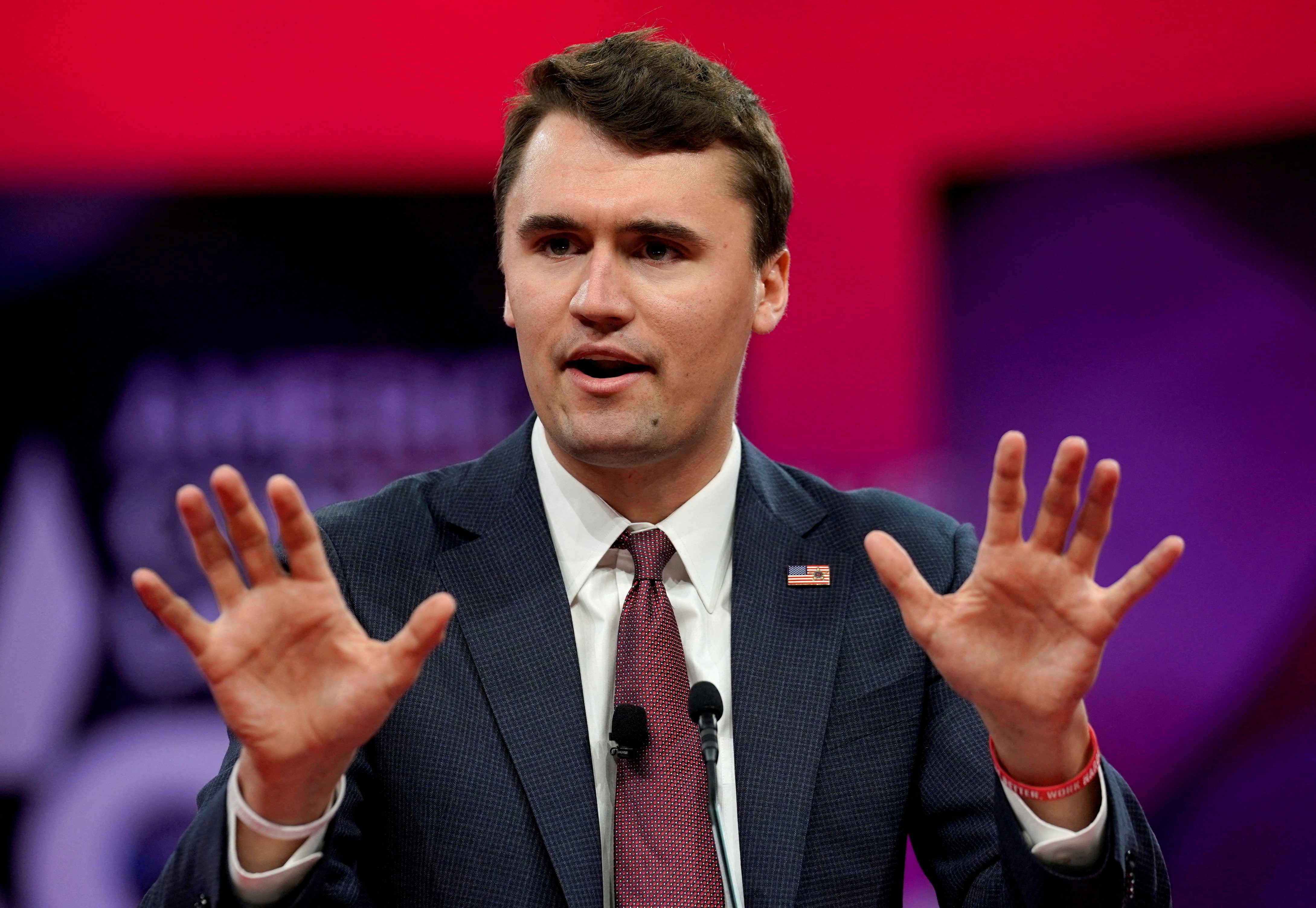 EUA demitem funcionários e caçam visto de críticos de ativista Charlie Kirk; brasileiro teve entrada proibida 