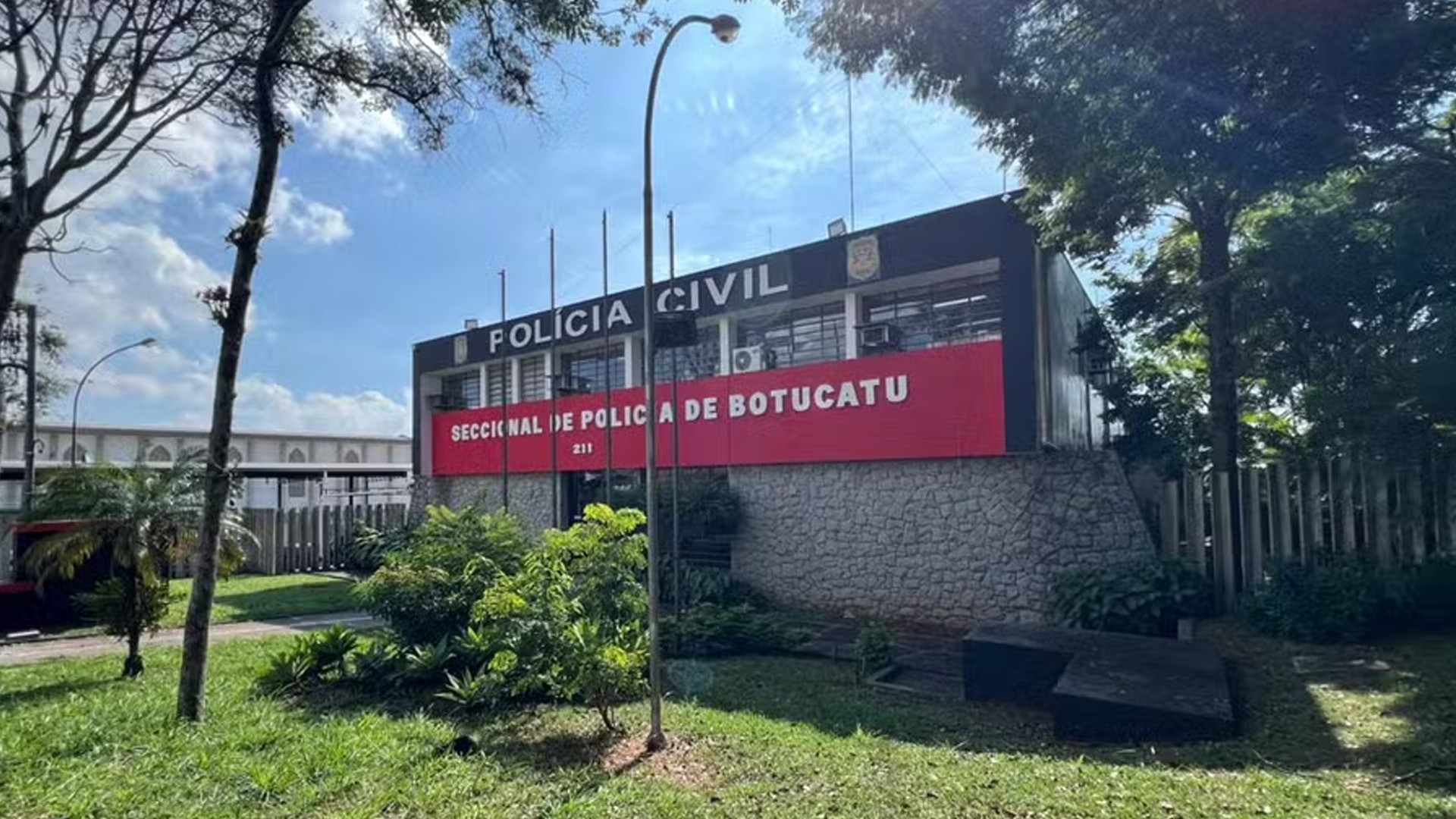 Homem é preso após atear fogo em colchão e roupas da companheira em Pratânia
