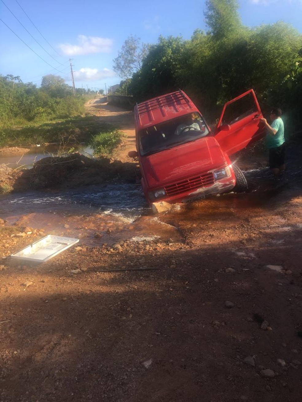 Veículo tentou atravessar a Ponte do Vigário mas ficou preso — Foto: Cedida