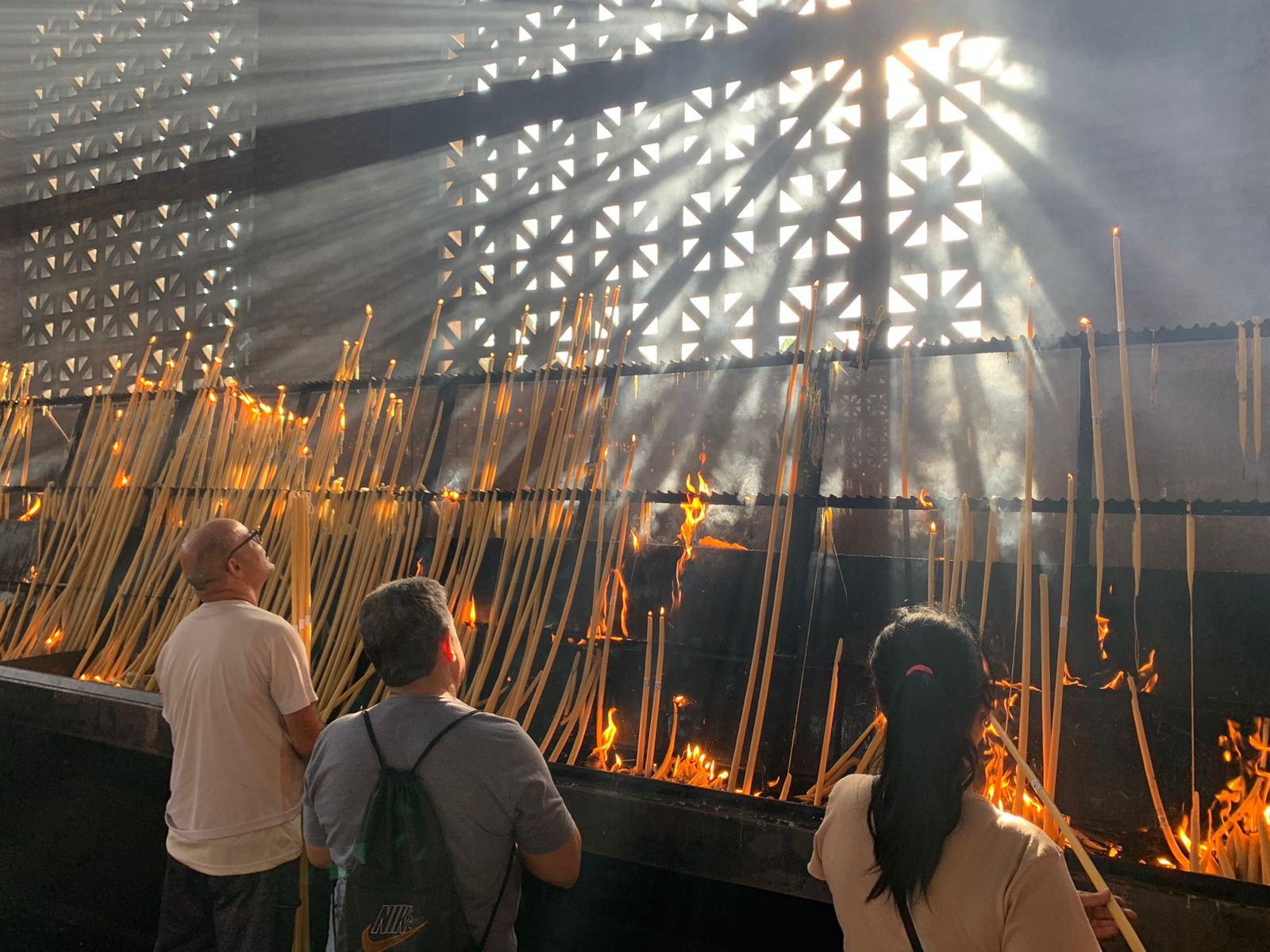 Tradição em Aparecida, capela tem velas gigantes de até 2 metros de altura e em formatos de partes do corpo