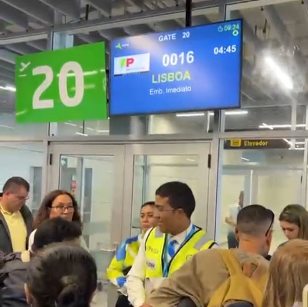 Voo do Recife para Lisboa é cancelado após seis horas de atraso; VÍDEO