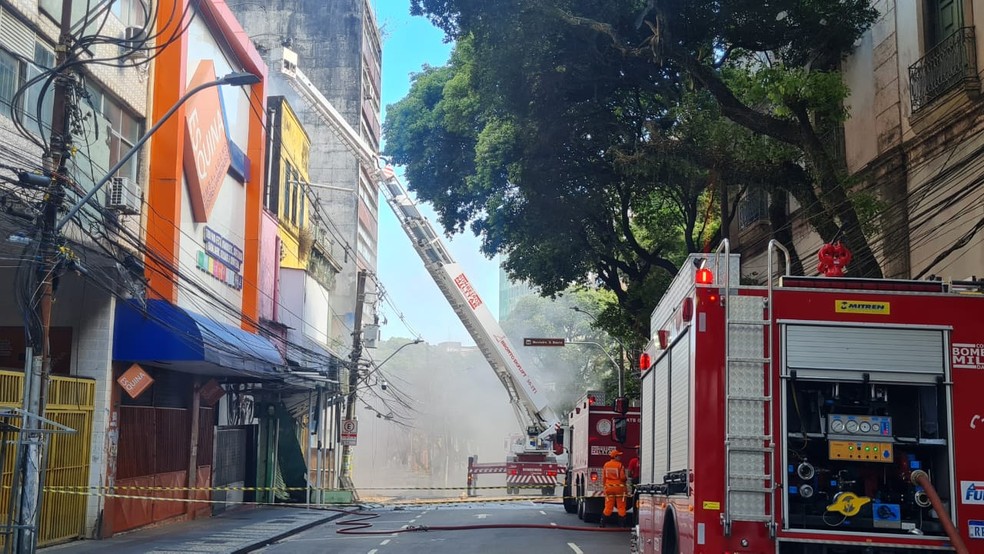 Incêndio atinge casarão e loja de roupas; parte da estrutura desabou em Salvador — Foto: Adriana Oliveira/g1