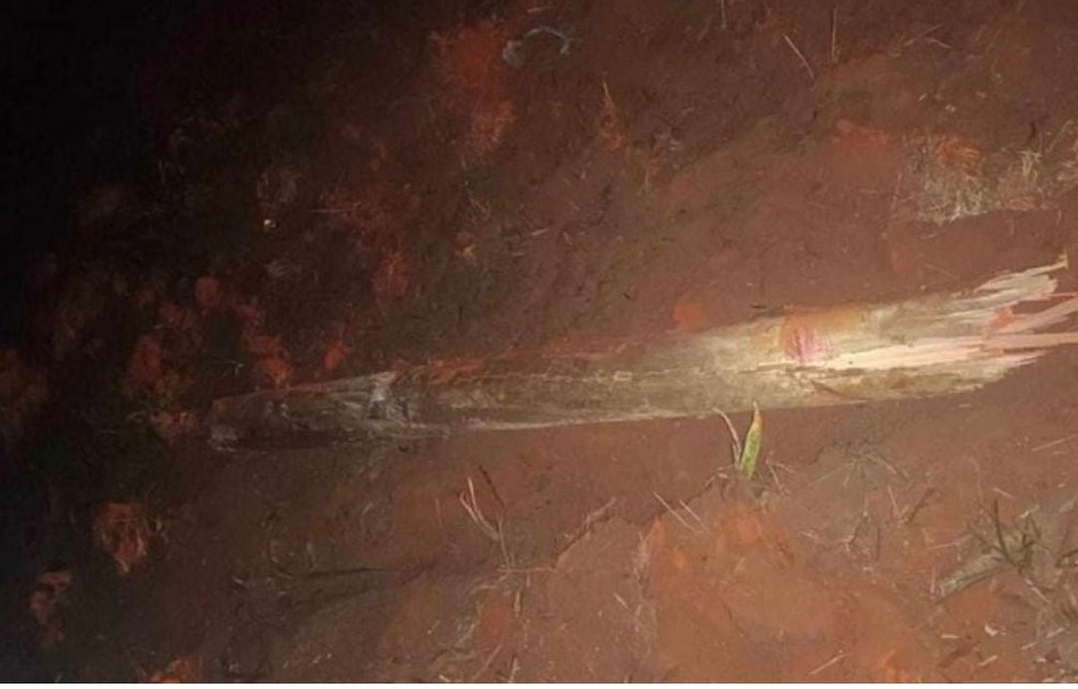 Tora de madeira atingiu em cheio cabine de carreta.  — Foto: Portal Água Clara/Reprodução