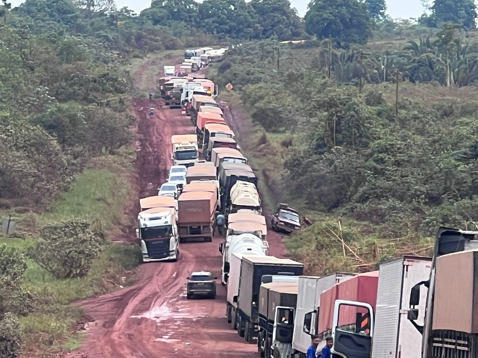 Chuva forte provoca atoleiros e causa congestionamento de 30 km na BR-163, no Pará